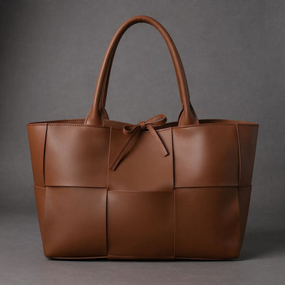 SOPHISTICATED LEATHER TOTE